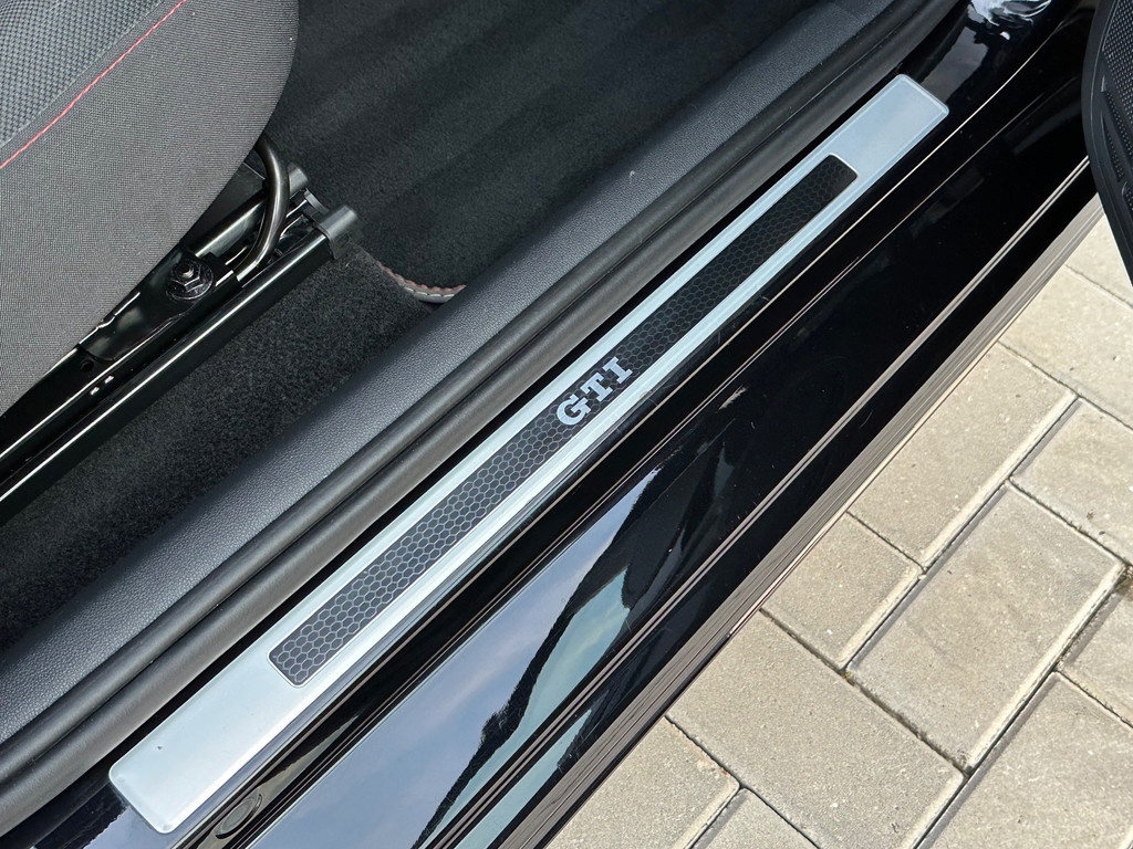 Volkswagen up! 1.0 TSI GTI 5-deurs | Climate, Cruise, Camera, Beats Audio, PDC, Getint Glas, Stoelverw., Sportstuur, 4-zits, 17” 54407744-32.jpg | Hoekman Automotive